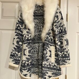 Cozy Blue and White Patterned Cardigan with Faux Fur Collar